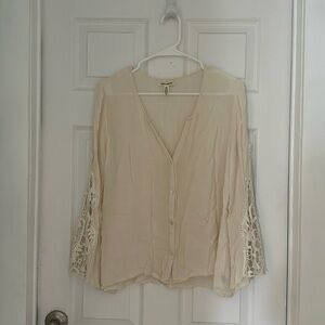 Crème colored long sleeve shirt with lace on sleeve